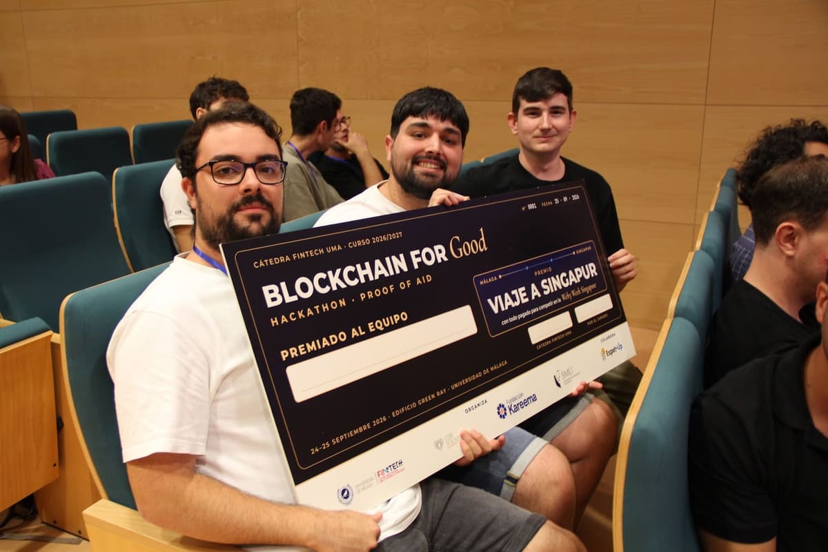 Equipo ganador del Hackathon Blockchain for Good con el cheque del premio
