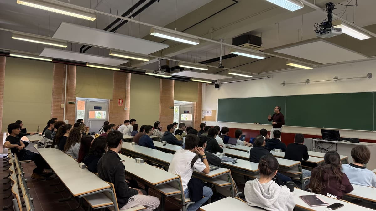 Aula con gradas llena de estudiantes durante la jornada Explorando la ciberseguridad