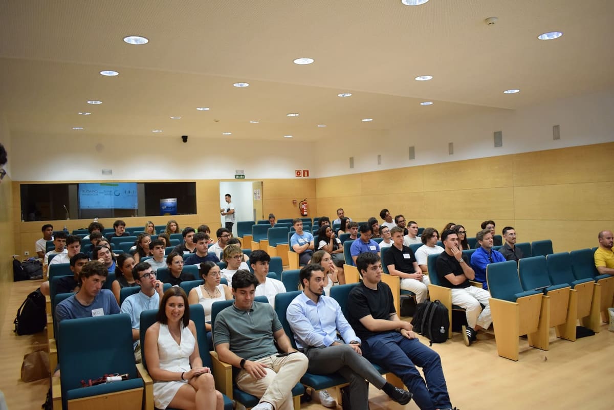 Auditorio lleno de estudiantes durante el Hackathon Espet-Up