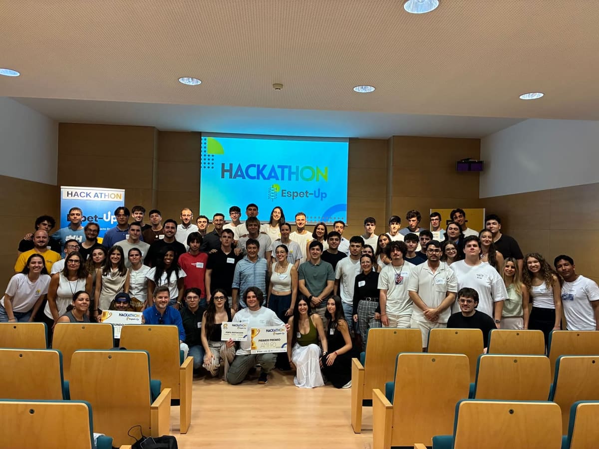 Foto de grupo de participantes, jurado y organización del Hackathon Espet-Up, con los carteles de los premios