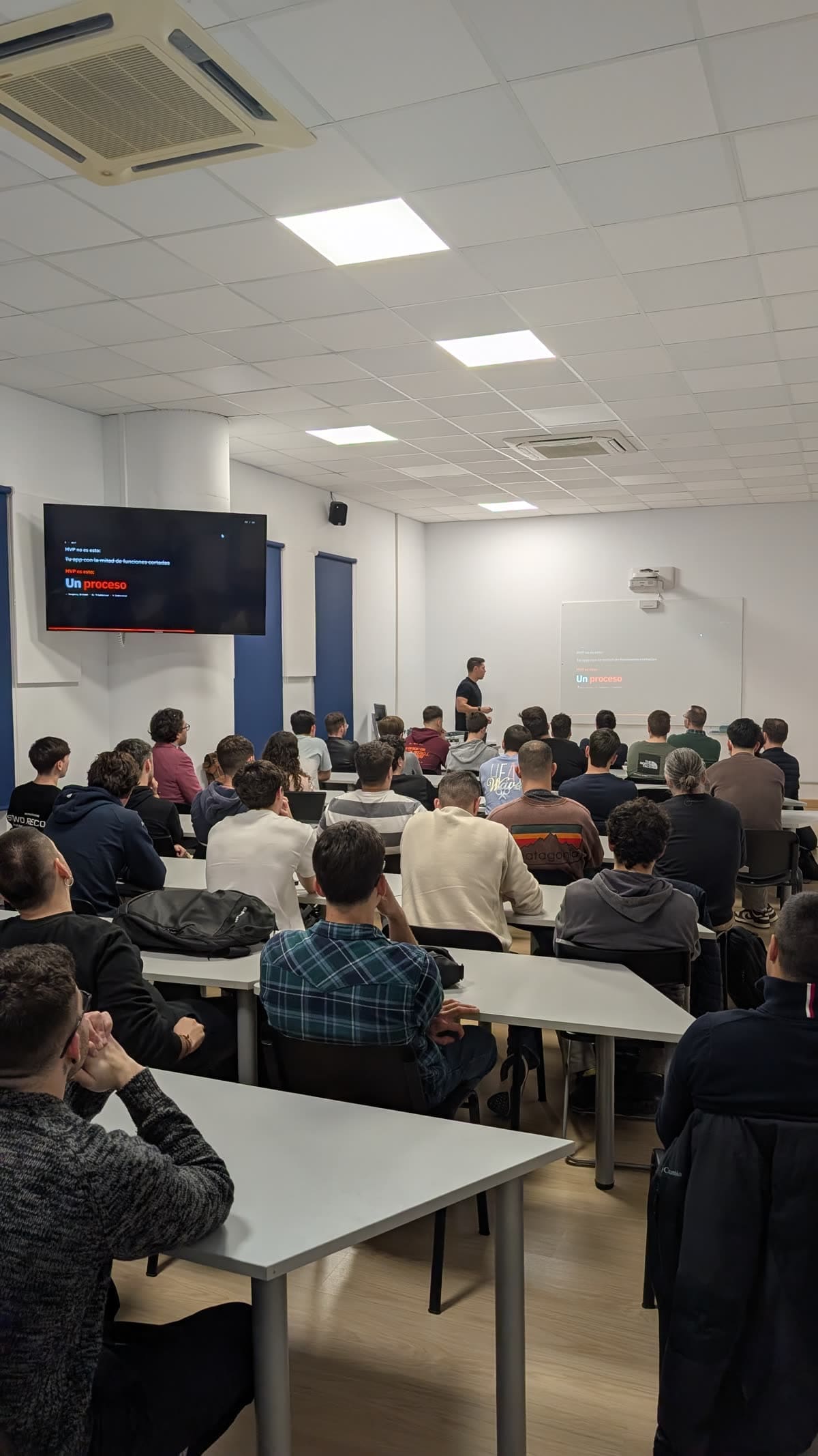 Nito Moreno da su ponencia ante un aula llena en la ETSI Informática